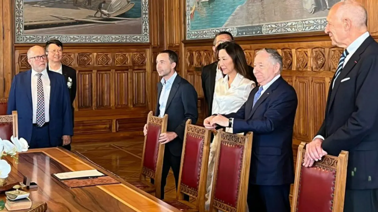 Aktris Michelle Yeoh menikah dengan mantan CEO Ferrari Jean Todt setelah tunangan selama 19 tahun. (Foto: Twitter @JeanTodt)