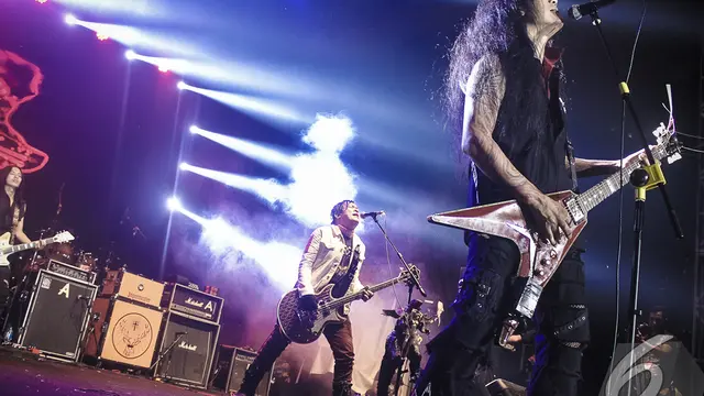 Koil Hancurkan Gitar Saat Aksi di Streetwear Tour 2014