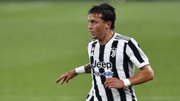 Luca Pellegrini merupakan bek kiri Juventus yang didatangkan dari AS Roma pada 2019 dengan nilai transfer sebesar 22 juta euro. Sejauh ini, Pellegrini belum banyak mendapatkan kesempatan bermain reguler sehingga lebih banyak dipinjamkan ke klub lain seperti Cagliari dan Genoa. (AFP/Pau Barrena)