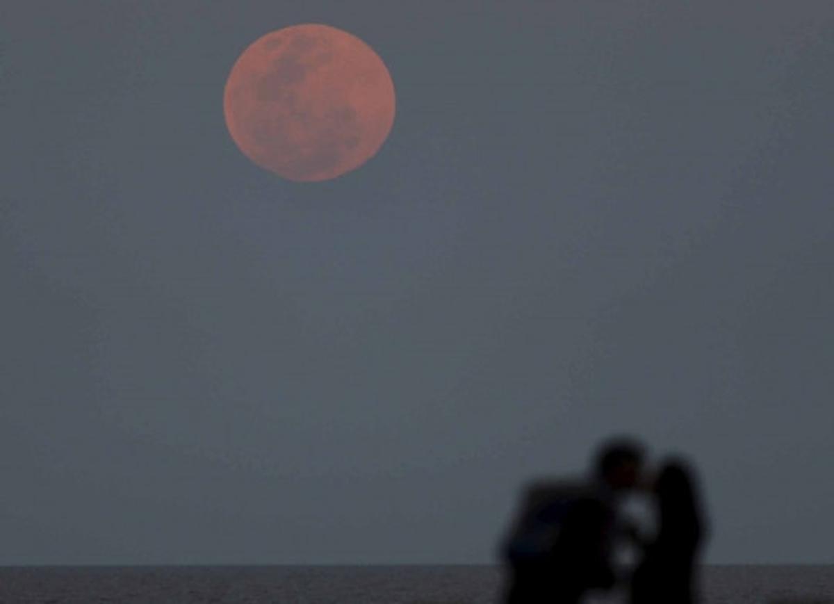 Menyaksikan keindahan fenomena Supermoon 'berdarah'
