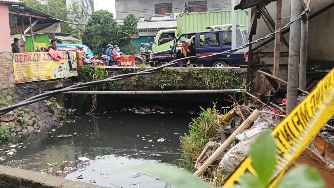 Kerja Bakti Berubah Mencekam, Mayat Laki-Laki Ditemukan di Selokan Cangkuang Bandung