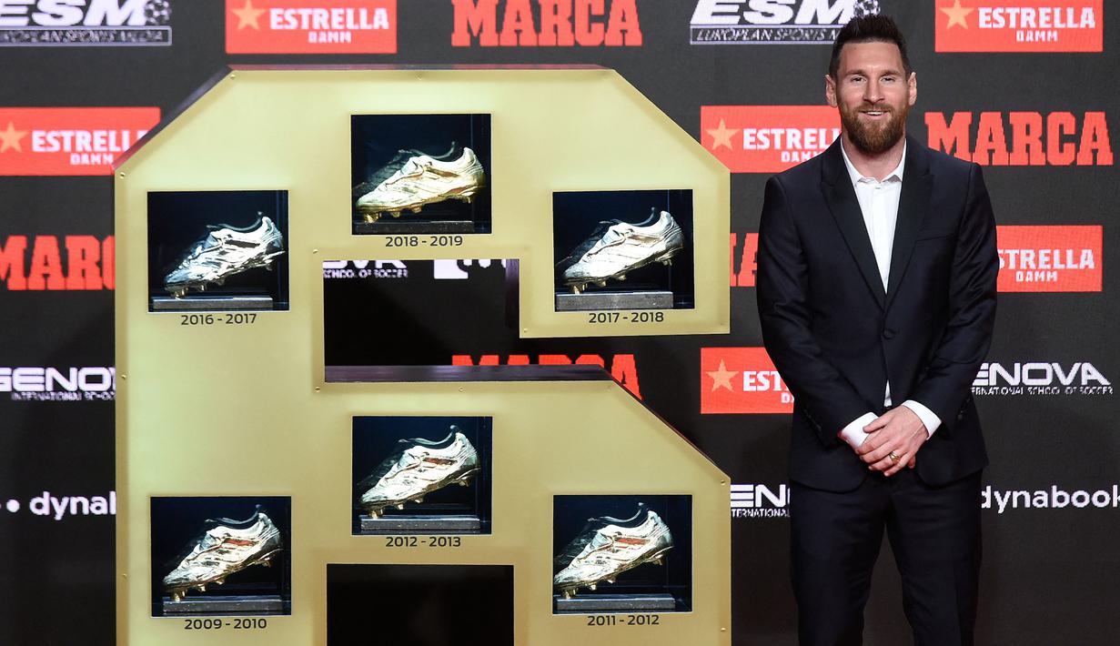 Lionel Messi berhasil mengungguli catatan rekor peraih penghargaan Sepatu Emas terbanyak milik Cristiano Ronaldo pada musim 2017/2018. La Pulga kembali menambah pundi-pundi rekornya semusim kemudian. Saat ini, Messi merupakan pemain dengan penghargaan Sepatu Emas terbanyak, yaitu enam kali atau unggul dua angka di atas Ronaldo. (AFP/Josep Lago)