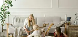 Rumah bisa menjadi tempat bermain paling ajaib yang mampu mengasah daya imajinasi anak. [Dok/Pexels.com/Mikhail Nilov].