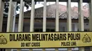 Garis polisi terpasang di pagar sebuah rumah yang dijadikan klinik aborsi ilegal di Jalan Paseban Raya, Jakarta, Minggu (16/2/2020). Polda Metro Jaya membongkar praktik klinik aborsi ilegal yang sudah beroperasi sejak 2018 silam pada Jumat, 14 Februari 2020. (merdeka.com/Iqbal S Nugroho)