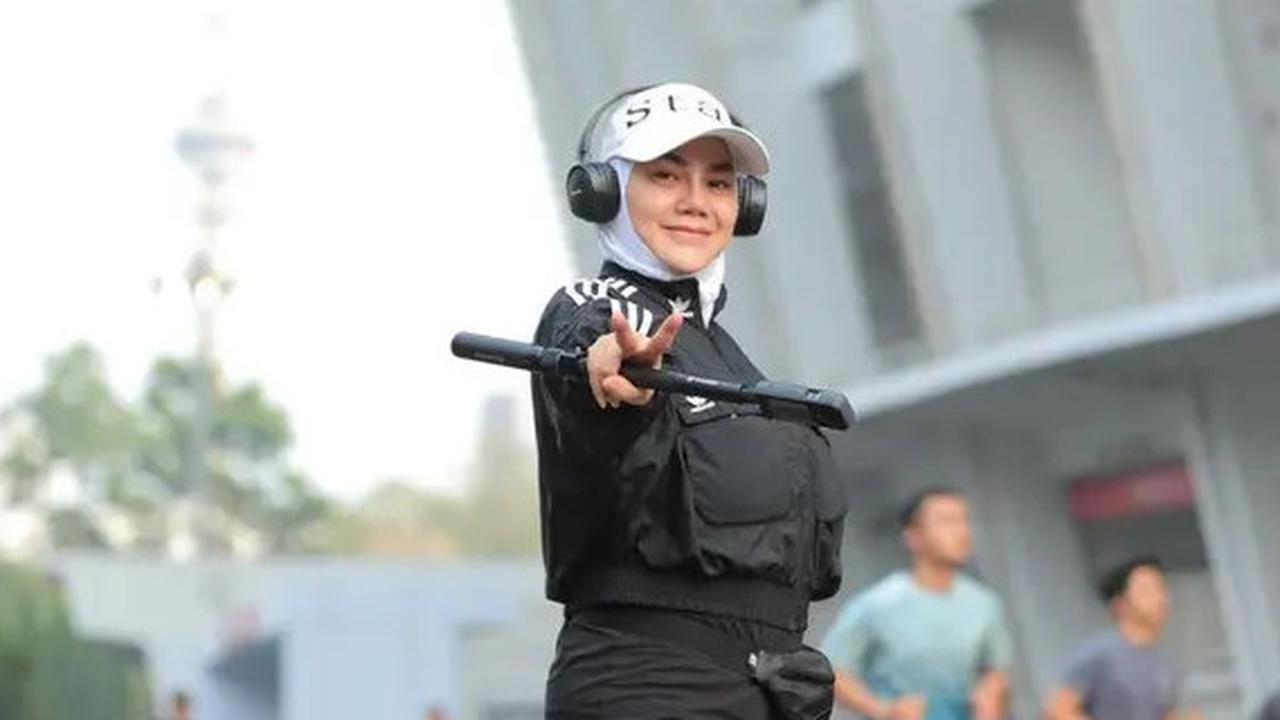 7 Potret Sarita Abdul Mukti Lepas Hijab saat Olahraga, Pamer Angkat Barbel di Tempat Gym