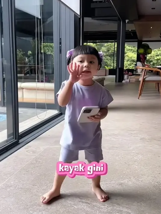 Ameena mengarahkan gaya. [Foto: Instagram/ananghijau]