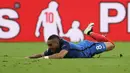 Pemain Prancis, Dimitri Payet melakukan selebrasi usai mencetak gol kedua saat melawan Rumania di Euro 2016, Stade de France, Prancis (11/6). Prancis menang dengan skor 2-1. (Reuters/ Lee Smith)