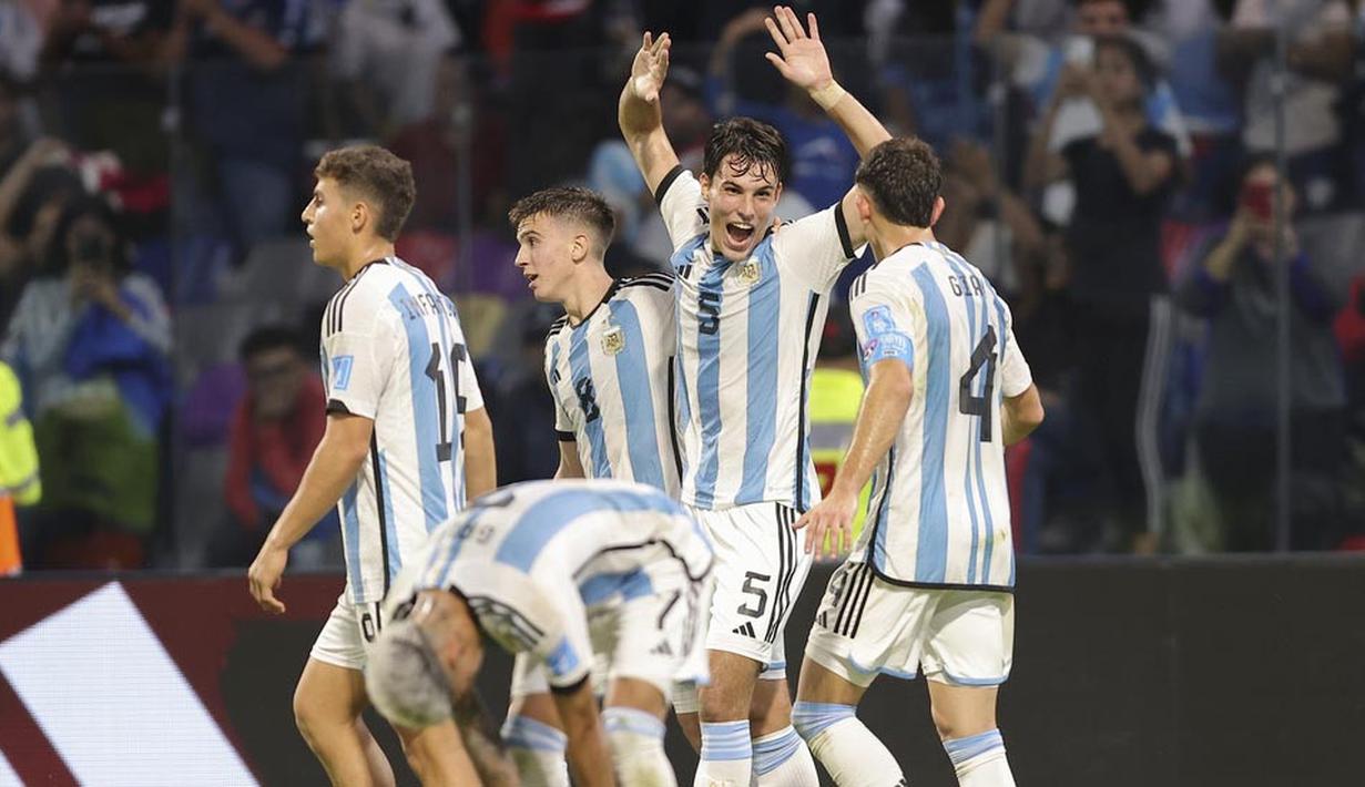 Pemian Timnas Argentina U-20, Maximo Perrone, melakukan selebrasi setelah mencetak gol ke gawang Guatemala pada laga Grup A Piala Dunia U-20 2023 di Estadio Unico Madre de Ciudades, Rabu (24/5/2023). Argentina membungkam Guatemala tiga gol tanpa balas. (AP Photo/Nicolas Aguilera)