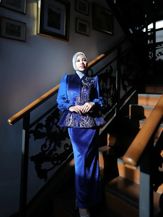 Potret Elegan Aurel Hermansyah Tampil Dalam Balutan Kebaya Velvet Biru di Mitoni Aaliyah Massaid