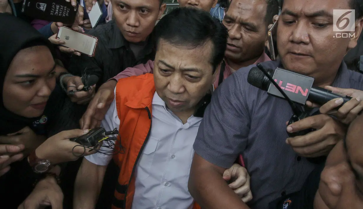 Tersangka kasus korupsi e-KTP Setya Novanto dikerumuni awak media untuk dimintai keterangan usai menjalani pemeriksaan di Gedung KPK, Jakarta, Kamis (30/11). Usai menjalani pemeriksaan, Setnov memilih bungkam kepada awak media.(Liputan6.com/Faizal Fanani)