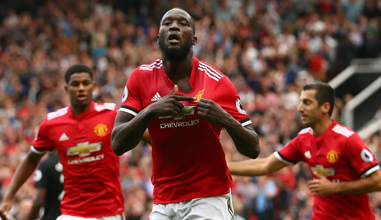 Penyerang MU, Romelu Lukaku melakukan selebrasi usai mencetak gol pertama ke gawang West Ham United pada pertandingan Liga Inggris di Old Trafford, Manchester, Inggris, (13/8). MU menang telak atas West Ham dengan skor 4-0. (AP Photo/Dave Thompson)