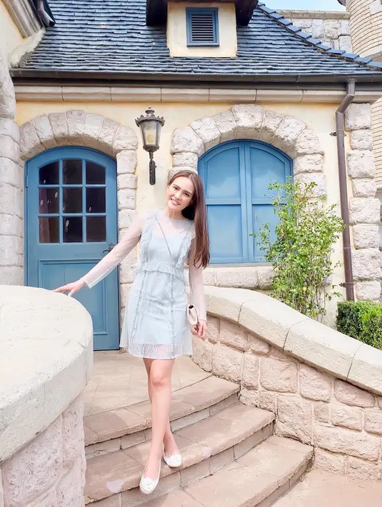 Di sejumlah foto yang diunggah di akun Instagramnya, Shandy sering sekali memakai mini dress. Selain itu, agar penampilannya lebih girly, ia juga hobi menggerai rambutnya begitu saja. (Instagram/shandyaulia)