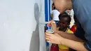 Anak-anak PAUD dilibatkan dalam menghias dinding toilet