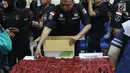 Petugas merapihkan barang bukti kasus narkoba di Gedung Kantor Pos Pasar Baru, Jakarta, Senin (10/9). Barang bukti berupa 719,8 gram methampethamine, 50ribu butir ekstasi, 4 kg daun khat, 4 kg ketamine. (Liputan6.com/Immanuel Antonius)