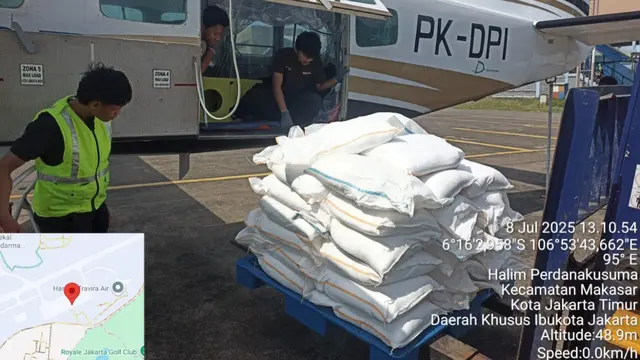BNPB melakukan operasi modifikasi cuaca dengan menyemai Natrium Klorida (NaCl).