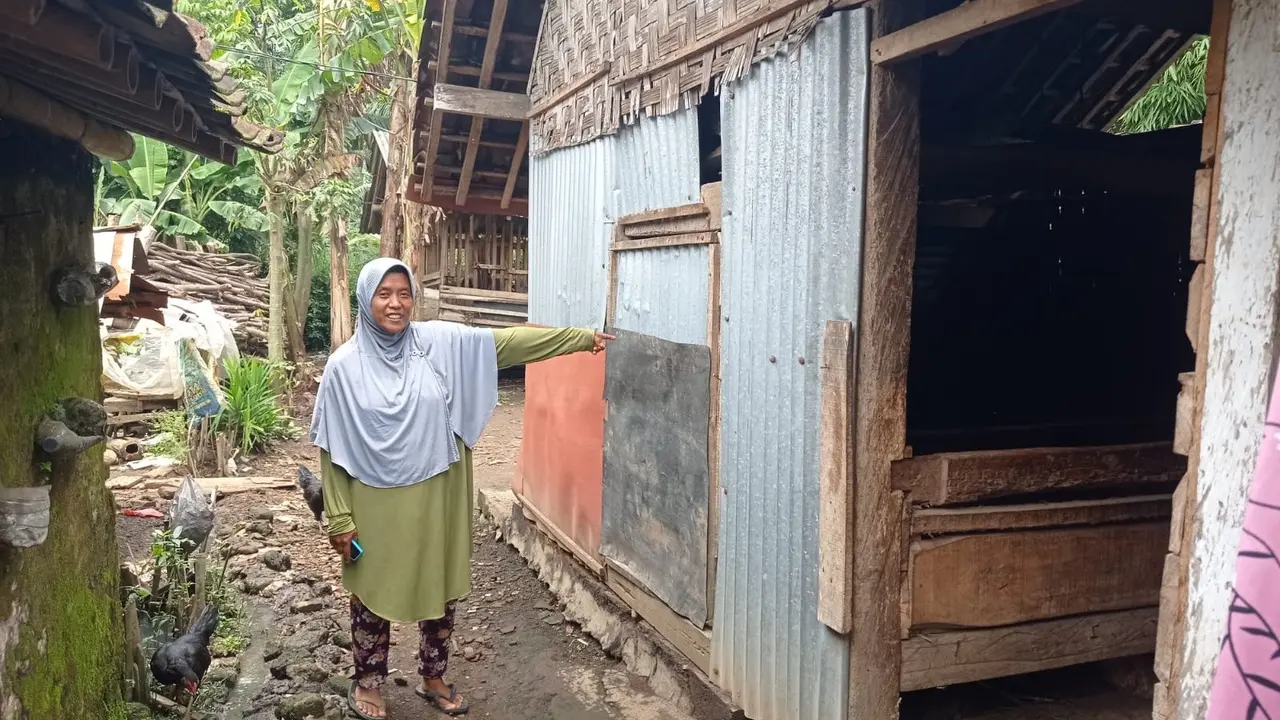 Ida warga Lumajang tunjukan kandang sapi miliknya. Sapi yang dipelihara selama 4 tahun di curi. (Istimewa)