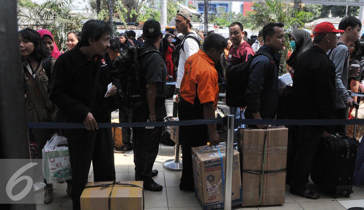 Suasana antrian pemudik di Stasiun Senen pada H+3 Lebaran, Jakarta, Senin (20/7/15). Para pemudik berencana pulang kampung pada H+3 karena tidak mendapatkan tiket sebelum Lebaran. (Liputan6.com/Herman Zakharia)