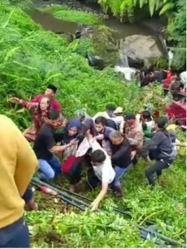 Dua orang luka berat akibat kecelakaan bus di Sungai Awu, dekat jembatan Kawasan Obyek Wisata Guci Tegal.