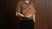 6 Model Clutch Pria untuk Tampil Chic di Momen Natal dan Tahun Baru