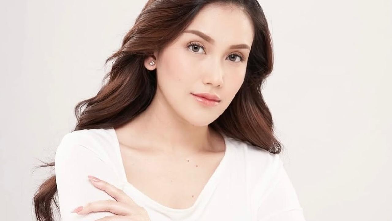 Potret Ayu Ting Ting dalam Balutan Baju Putih dan Makeup Natural, Tampak Flawless