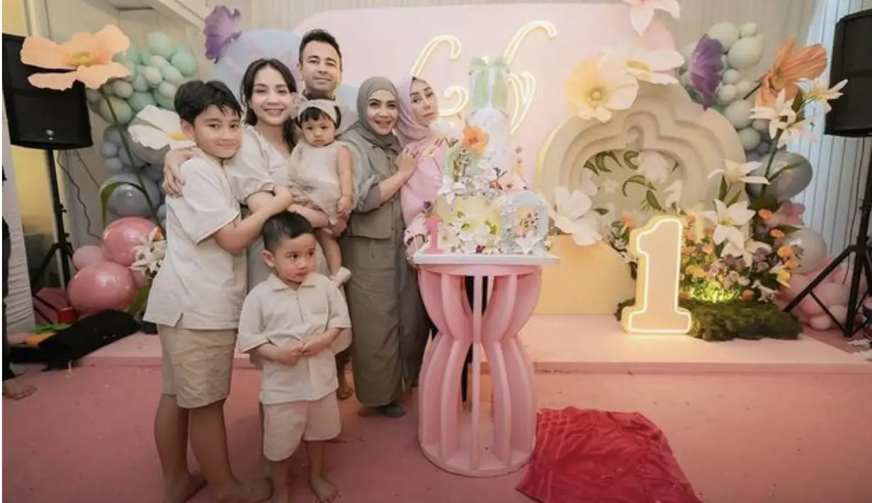 Seluruh keluarga tampil dengan gaya kompak dengan warna senada.  [Foto: Instagram/ Raffinagita]