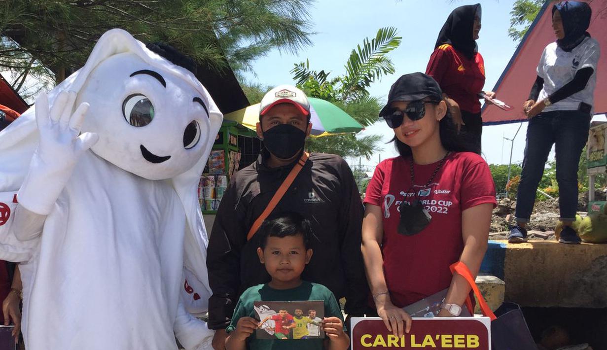 La'eeb menyapa warga yang sedang berwisata di Pantai Kenjeran. (Procomm Surya Citra Media)