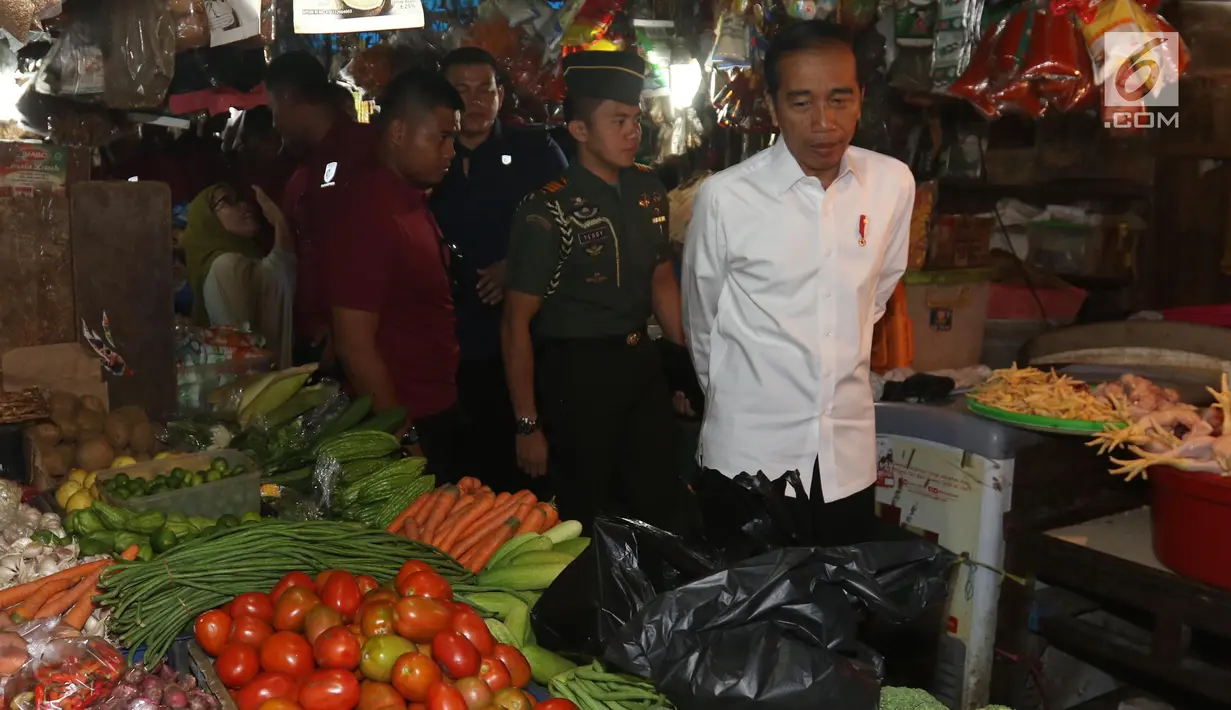 Presiden Joko Widodo atau Jokowi melihat-lihat sayuran saat blusukan di Pasar Minggu, Jakarta, Jumat (22/2). Kehadiran Jokowi juga mendadak dan tanpa kabar. (Liputan6.com/Angga Yuniar)