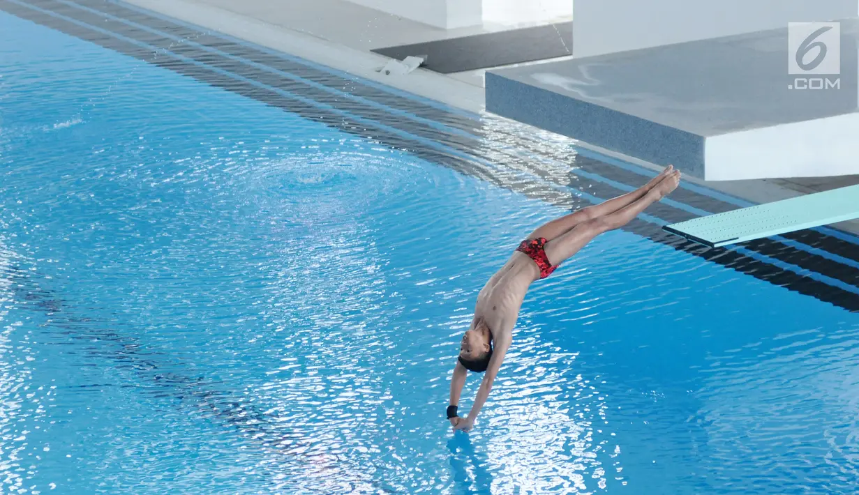 Peloncat indah berlaga di Indonesia Open Aquatic Championship 2017 di Stadion Aquatic GBK, Jakarta, Selasa (5/12). Empat cabang olahraga akuatik, yaitu renang, polo air, loncat indah, dan renang artistik yang dilombakan. (Liputan6.com/Helmi Fithriansyah)