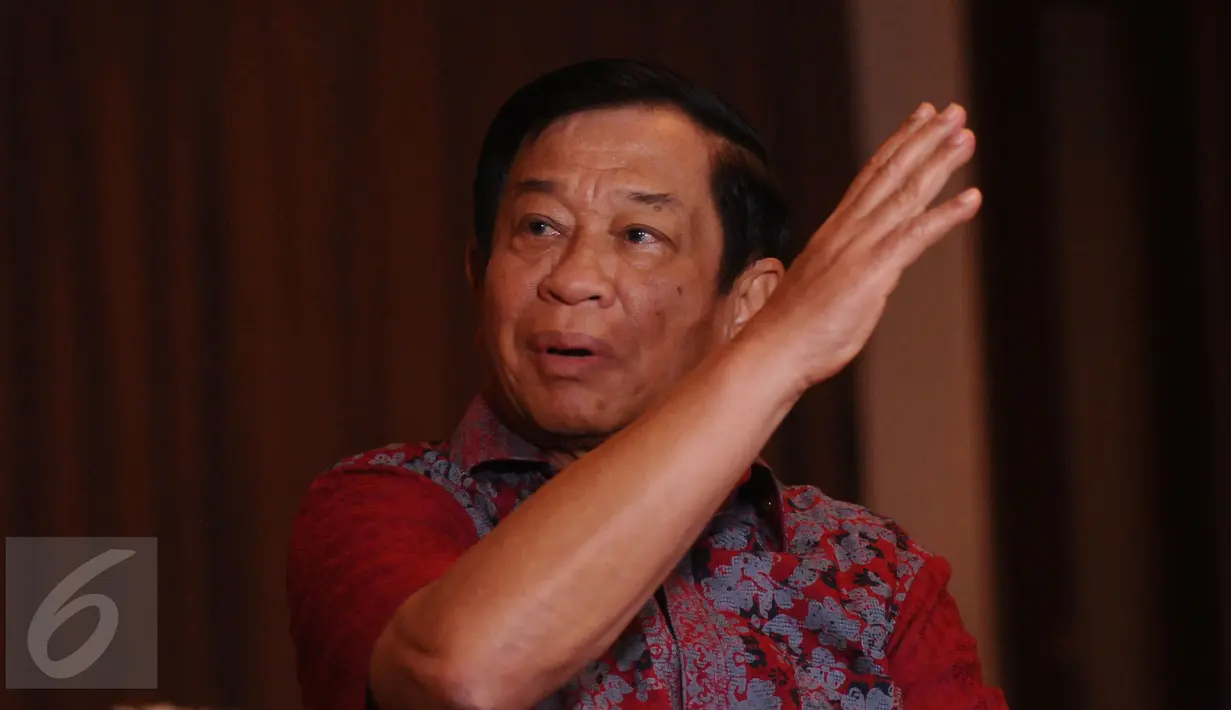 Ketua Komite Pemilihan PSSI, Agum Gumelar memberi keterangan terkait kisruh penetapan lokasi kongres PSSI 2016, Jakarta, Rabu (12/10). Agum mendesak kepada PSSI untuk segera menyelesaikan semua persiapan kongres. (Liputan6.com/Helmi Fithriansyah)