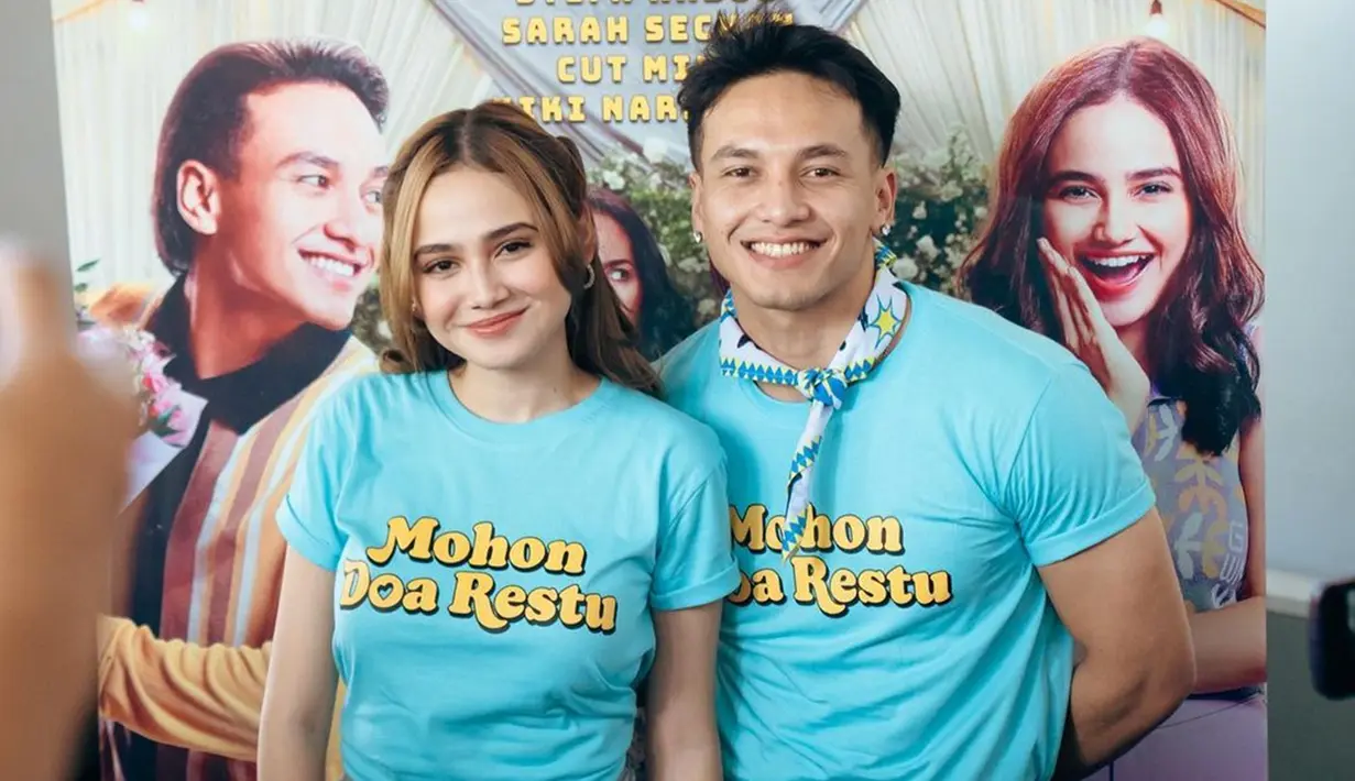 Dalam film Mohon Doa Restu, Jefri Nichol berperan sebagai Satya dan Syifa Hadju berperan sebagai Mel. Film komedi keluarga ini mengisahkan dua sahabat kecil yang saling jatuh cinta. Setelah dewasa, mereka sepakat untuk menikah, namun banyak rintangan dari berbagai pihak. Bergenre komedi keluarga, Jefri dan Syifa Hadju akui deg-degan karena jarang main film genre komedi keluarga. (Liputan6.com/IG/syifahadju)