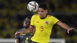 Radamel Falcao. Striker Kolombia dan Rayo Vallecano berusia 35 tahun dengan postur 177 cm, telah mencetak 71 gol via sundulan kepala dari total 335 gol. Gol-gol tersebut dicetak bersama Timnas Kolombia dan beberapa klub seperti River Plate, Porto, Atletico Madrid dan AS Monaco. (AFP/Raul Arboleda)