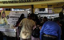FOTO: Banner, Bendera hingga Tenda Caleg dari Sejumlah Parpol Hiasi Tempat Pengungsian Korban Kebakaran Manggarai