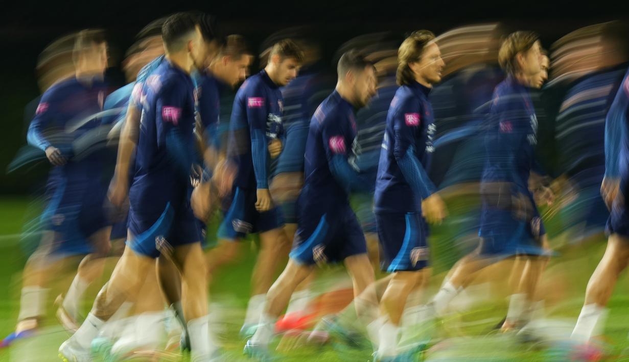 Pemain melakukan pemanasan saat sesi latihan timnas Kroasia pada Piala Dunia 2022 di Doha, Minggu (11/12/2022). Timnas Kroasia akan berduel melawan Argentina memperebutkan tiket final Piala Dunia 2022 di Stadion Lusail Iconic Qatar, Rabu (14/12/2022) mulai pukul 02.00 WIB. (AP Photo/Petr David Josek)