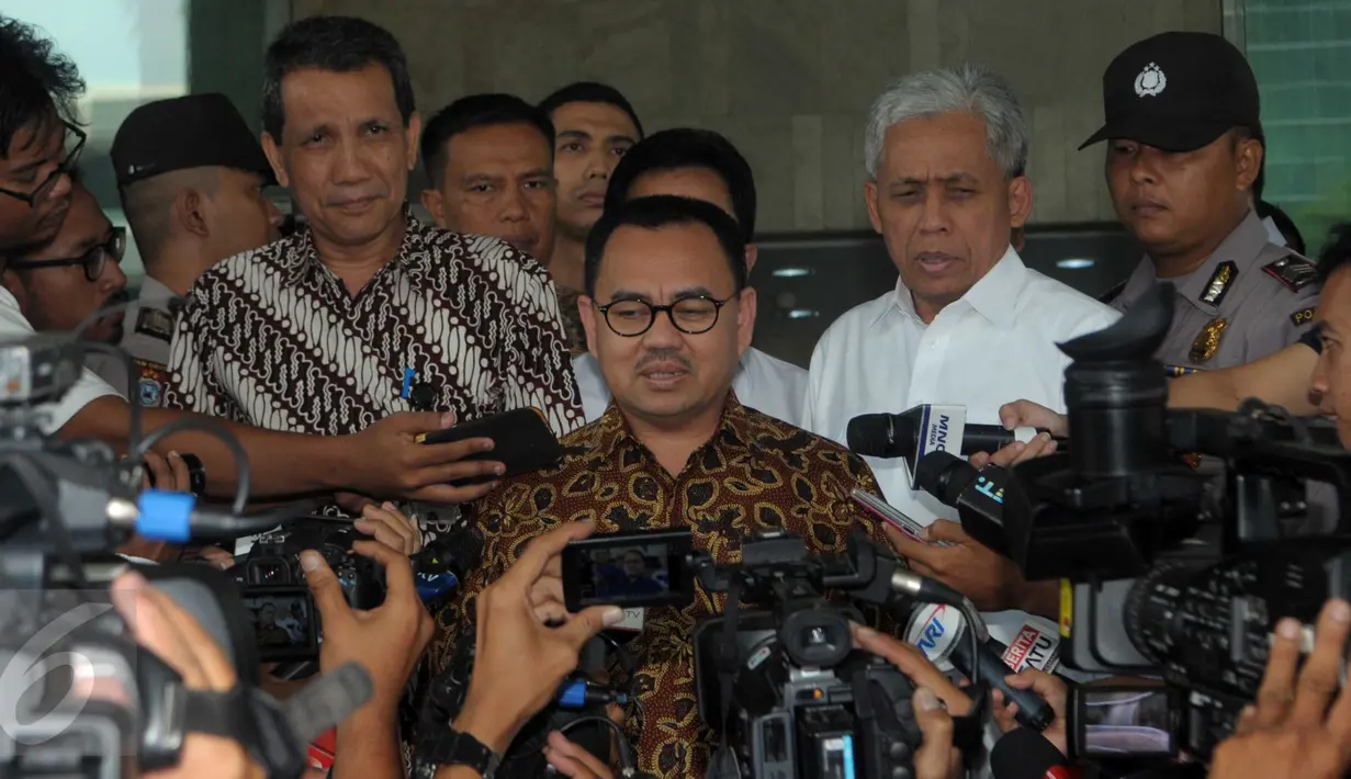 Menteri ESDM Sudirman Said memberikan keterangan usai memenuhi undangan di KPK, Jakarta, Selasa (24/5). Sudirman mengatakan undangan itu terkait dengan kerja sama di bidang pencegahan korupsi antara KPK dan Kementerian ESDM. (Liputan6.com/Helmi Afandi)