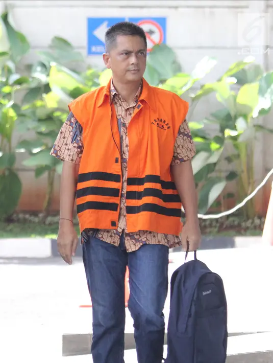 Direktur Utama PT Sarana Bangun Nusantara (SBN) Hasmun Hamzah saat tiba di gedung KPK untuk menjalani pemeriksaan, Jakarta, Jumat (27/4). (Liputan6.com/Herman Zakharia)