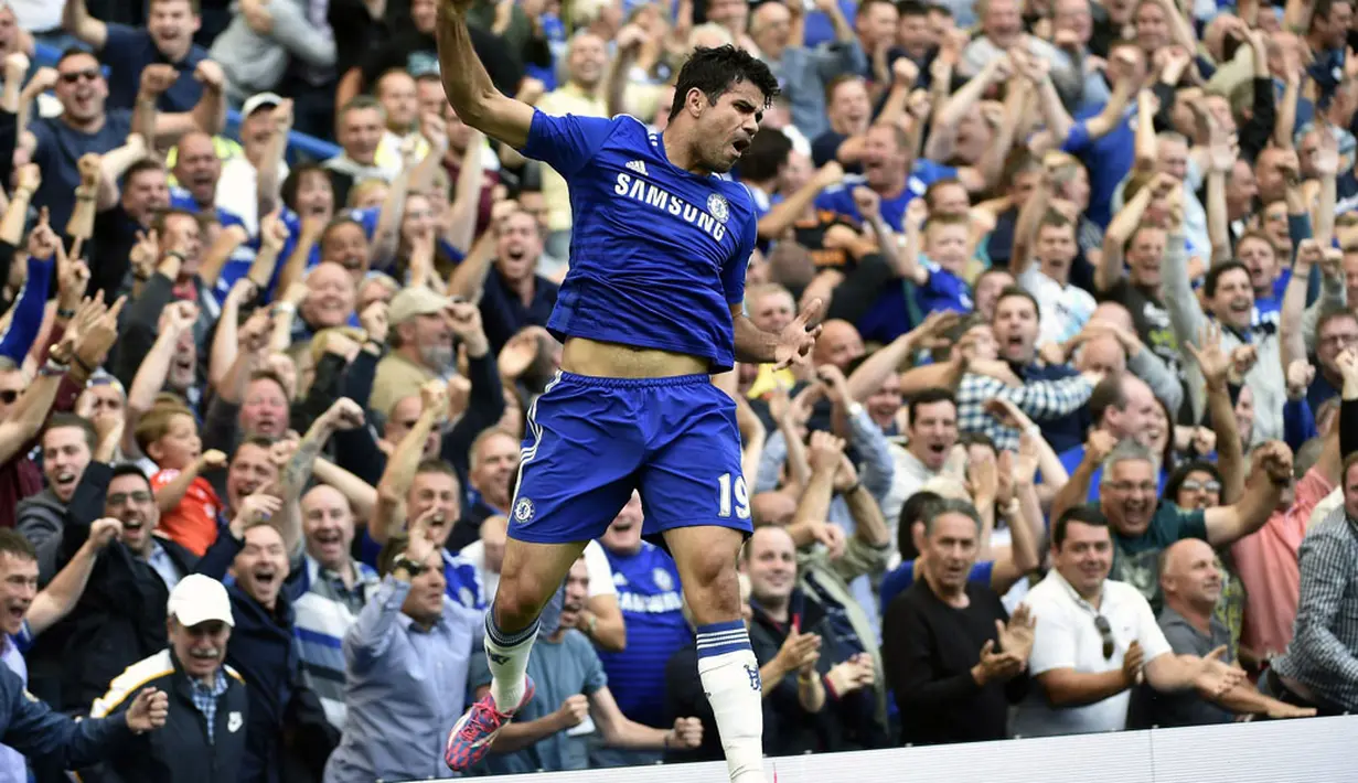 Salah satu gaya selebrasi Diego Costa (Chelsea) saat berhasil mencetak gol ke gawang Leicester City di laga lanjutan Liga Primer Inggris di Stadion Stamford Bridge, London, (23/8/2014). (REUTERS/Toby Melville)