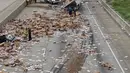 Sebuah truk pembawa pizza beku kehilangan kendali setelah melintasi jembatan di Jalan Raya Arkansas, Amerika Serikat, 9 Agustus 2017. Truk itu pun terbalik dan membuat pizza beku berserakan di jalanan. (Arkansas Department of Transportation via AP)
