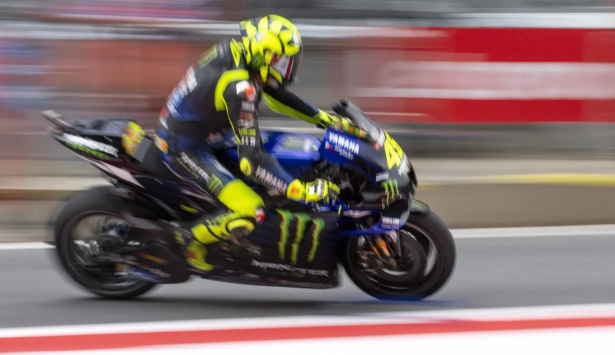 Pembalap Monster Energy Yamaha, Valentino Rossi, saat latihan cepat (FP3) MotoGP Austria di Sirkuit Red Bull Racing, Spielberg, Sabtu (15/8/2020). Pada sesi FP3 MotoGP Austria ini Vinales keluar sebagai rider tercepat dengan waktu terbaiknya 1 menit 24,317 detik. (AFP/Joe Klamar)