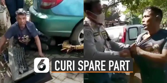 VIDEO: Nekat, Aksi Pria Curi Spare Part Mobil Yang Sedang Terparkir