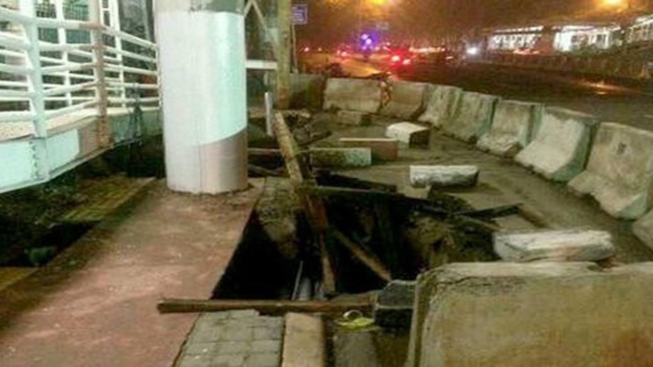 Jalan di sekitar Halte Transjakarta Polda ambles sepanjang 20 meter