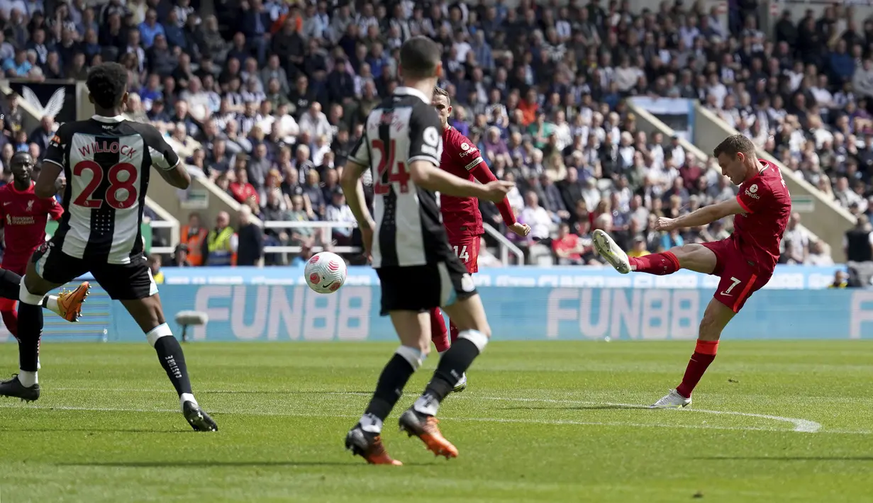 <p>James Milner menjadi starter pada laga kali ini sebagai sayap kiri. Sebelum diganti oleh Thiago Alcantara pada menit ke-78, pemain 36 tahun tersebut terlihat mengancam gawang The Magpies, salah satunya pada menit ke-42. Milner melakukan percobaan lewat kaki kananya dari luar kotak penalti. (AP/Jon Super)</p>