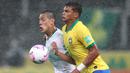 Bek Brasil, Thiago Silva, berebut bola dengan penyerang Bolivia, Cesar Menacho, pada laga kualifikasi Piala Dunia 2020 di Corinthians Arena, Sabtu (10/10/2020) pagi WIB. Brasil menang 5-0 atas Bolivia. (AFP/Buda Mendes/pool)