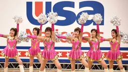 Cheerleader "Jepang Pom Pom" beraksi di Kejuaraan Nasional Cheerleader 2016 di Chiba, Jepang (26/3). Meski sudah lanjut usia, mereka tetap semangat dan enerjik. (AFP PHOTO / Toru Yamanaka)