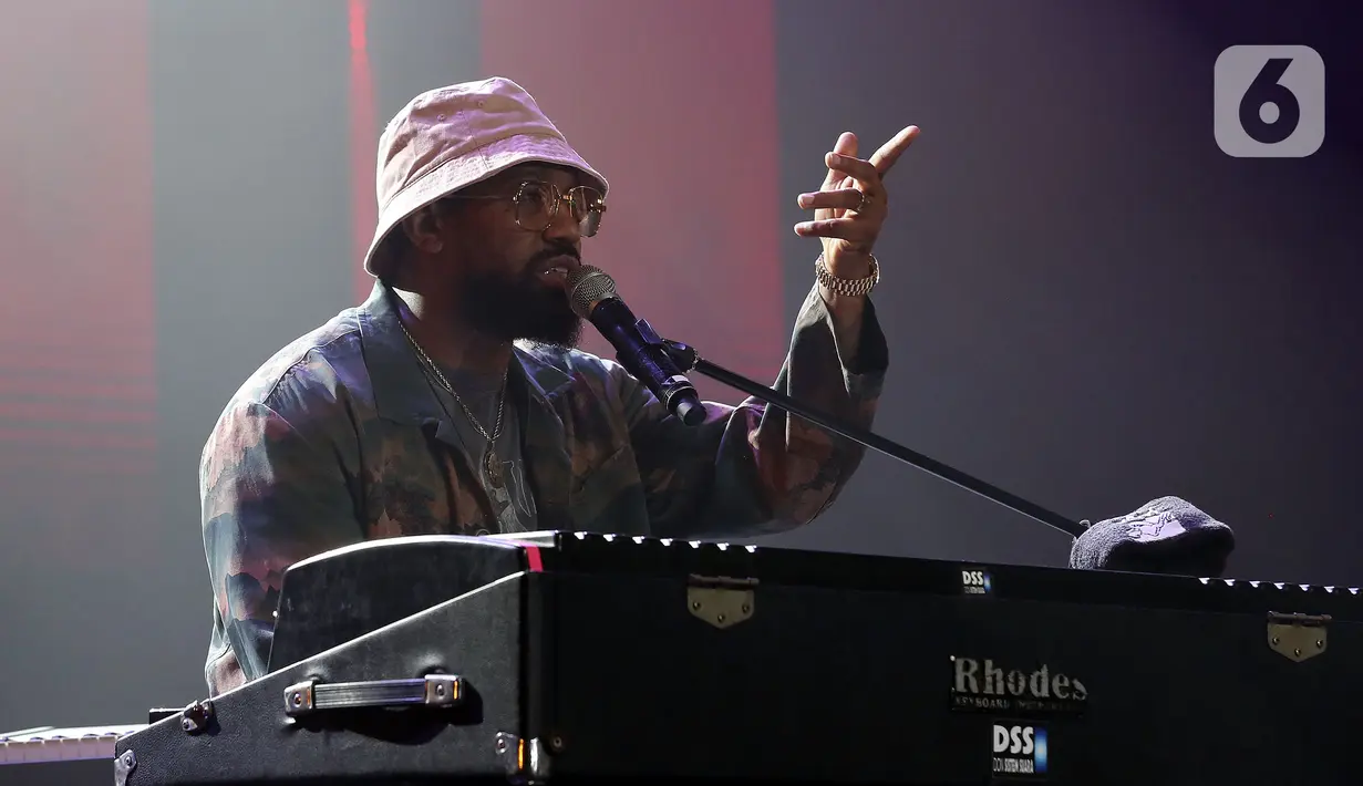 Musisi asal Amerika Serikat PJ Morton tampil pada special show hari kedua BNI Java Jazz Festival 2022 di JIExpo Kemayoran, Jakarta Pusat, Sabtu (28/5/2022). Perhelatan musik BNI Java Jazz Festival 2022 digelar pada 27-29 Mei dengan menampilkan musisi-musisi dari dalam dan luar negeri. (Liputan6.com/Johan Tallo)
