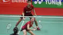 Ganda campuran, Ricky Karanda Suwardi/Debby Susanto melakukan servis ke arah wakil Hong Kong, Reginald Lee Chun Hei/Chau Hoi Wah di babak pertama Indonesia Masters 2018, Selasa (23/1). Ricky/Debby menang 15-21, 21-12, 21-10. (Liputan6.com/Angga Yuniar)