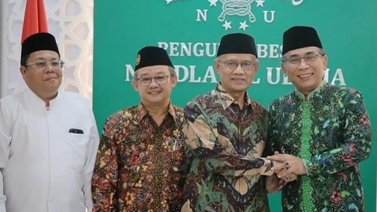 Ketua Umum Pengurus Besar Nahdlatul Ulama (PBNU) Yahya Cholil Staquf atau Gus Yahya bersalaman dengan Ketua Umum PP Muhammadiyah Haedar Nashir. (Istimewa)