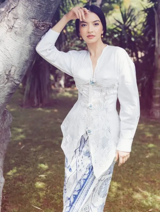 Raline Shah tampil menawan mengenakan kebaya lengan panjang putih dengan siluet korset brokat. Dipadukan kain batik warna biru dan putih. [@ralineshah]