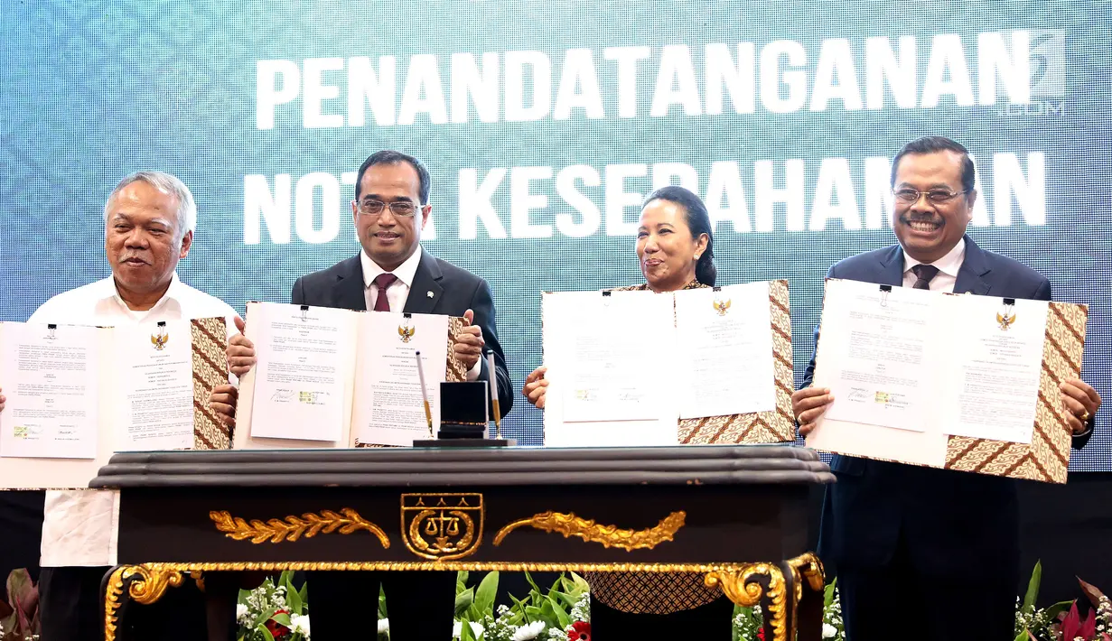 (Dari kiri ke kanan) Menteri PUPR Basuki Hadimuljono, Menhub Budi Karya, Menteri BUMN Rini Soemarno dan Jaksa Agung HM Prasetyo menunjukkan nota kesepahaman usai ditandatangani di Jakarta, Kamis (1/3). (Liputan6.com/JohanTallo)
