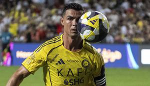 Pemain Al-Nassr, Cristiano Ronaldo berusaha mengontrol bola dalam laga semfinal Saudi Super Cup 2025 melawan Al-Ittihad di Hong Kong Stadium, Hong Kong, Selasa (19/08/2025) waktu setempat. (AP Photo/Chan Long Hei)