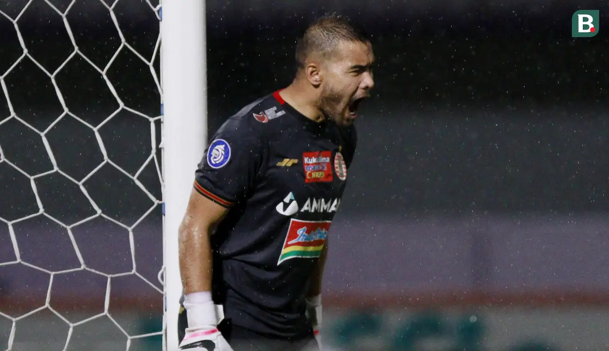 Kiper Persija Jakarta, Andritany Ardhiyasa meneriaki rekannya saat melawan PSIS Semarang dalam laga pekan kedua BRI Liga 1 2021/2022 di Indomilk Arena, Tangerang, Minggu (12/9/2021). Kedua tim bermain imbang 2-2. (Foto: Bola.Com/M. Iqbal Ichsan)